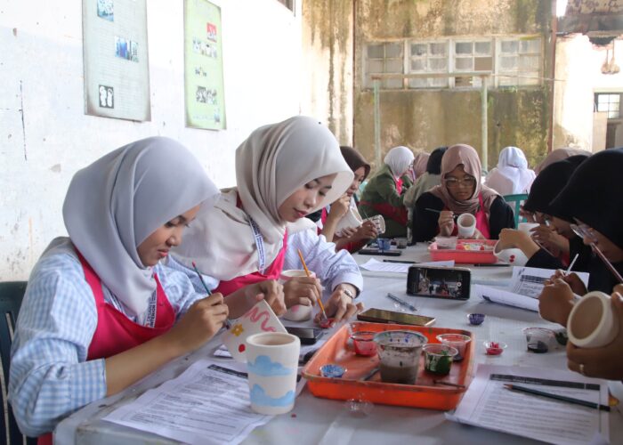 Mahasiswa Desain Interior UPN Veteran Jawa Timur Eksplorasi Seni Keramik Dinoyo Malang