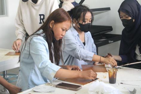 Kolaborasi dengan Propan, Mahasiswa Desain Interior UPN Veteran Jatim Tingkatkan Kompetensi Finishing Material melalui Praktikum Industri